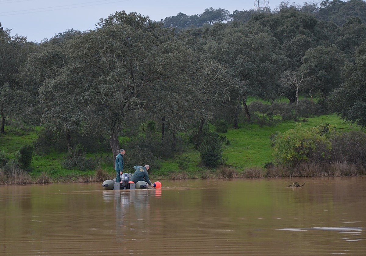 Dos agentes del GEAS de la Guardia Civil inspeccionan el lago del campo de maniobras de Cerro Muriano y colocan boyas