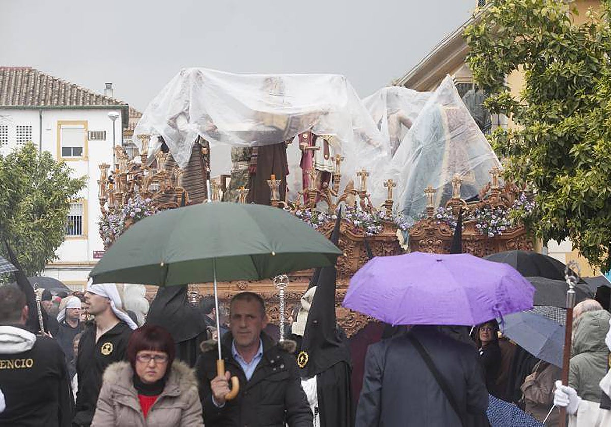 Un paso resguardado de la lluvia durante una Semana Santa en Córdoba en una imagen de archivo