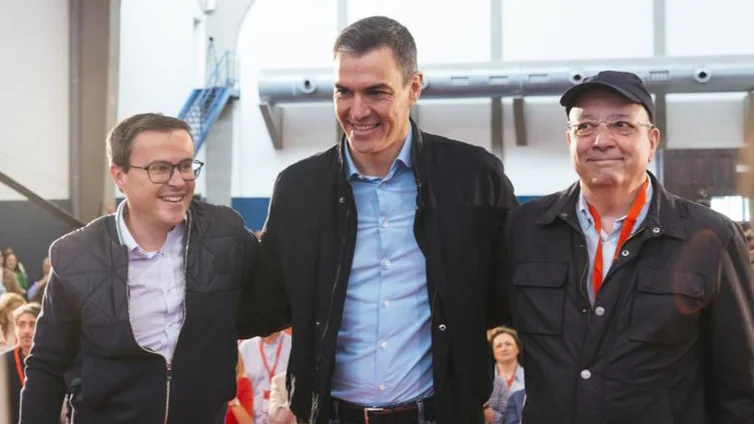 Sánchez refuerza su «muro» en la despedida de Vara del PSOE extremeño