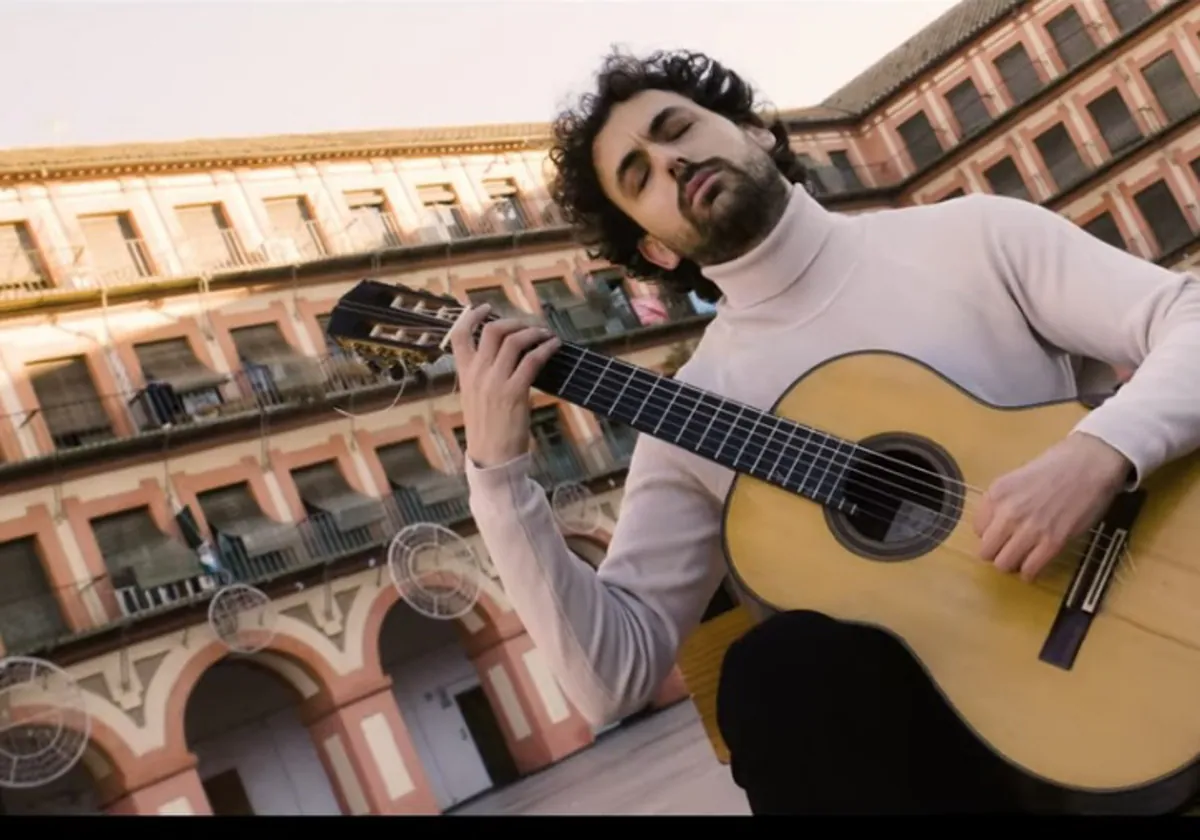 Actuación del guitarrista Álvaro Toscano en la plaza de la Corredera de Córdoba