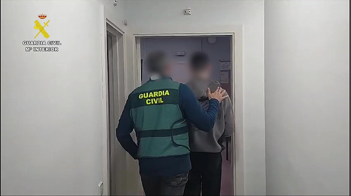 Uno de los detenidos por las estafas con criptomonedas, custodiado por la Guardia Civil.