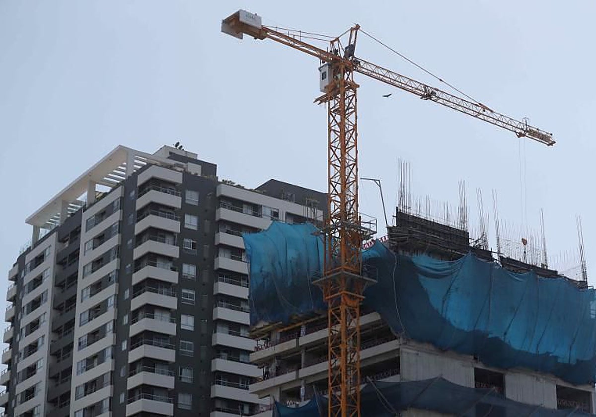 Una grúa en un edificio en construcción, en una imagen de archivo