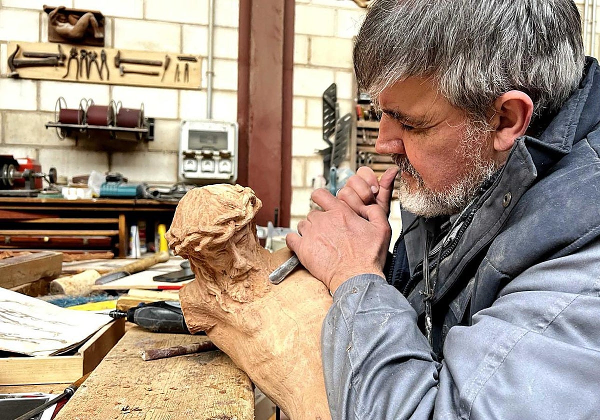 Ricardo Flecha daba forma a una de sus obras en su taller