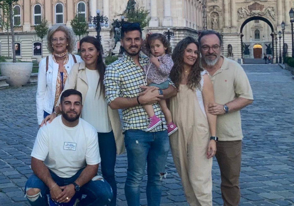 Latorre junto a su mujer, sus tres hijos, su yerno y su nieta, durante las pasadas vacaciones