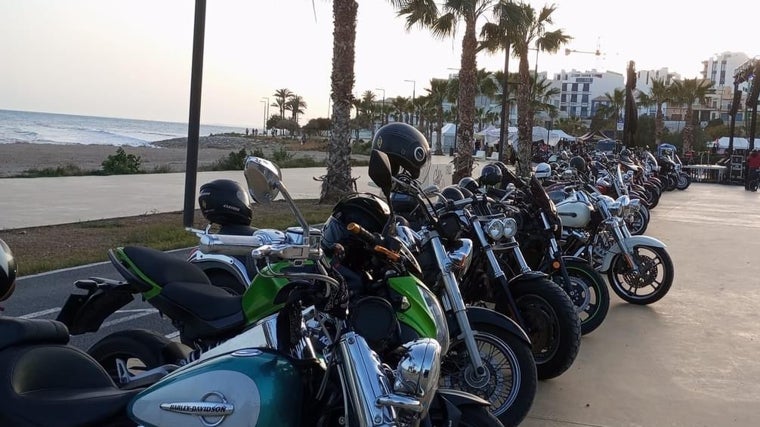 Motos aparcadas junto a la playa en Villajoyosa.