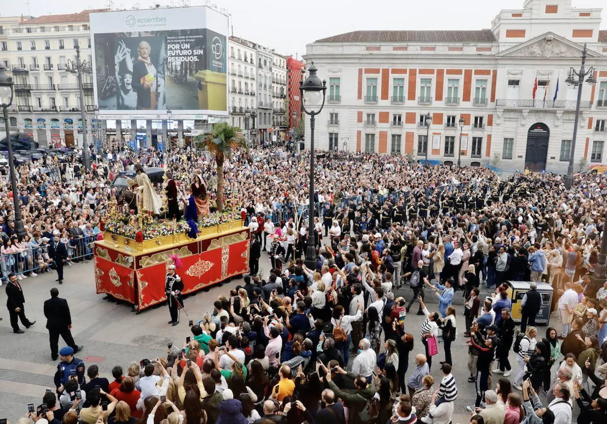 La procesión de La Borriquita, el Domingo de Ramos, a su paso por Sol