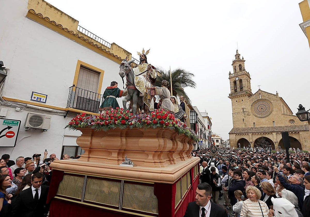 El Señor de la Entrada Triunfal avanza con San Lorenzo al fondo