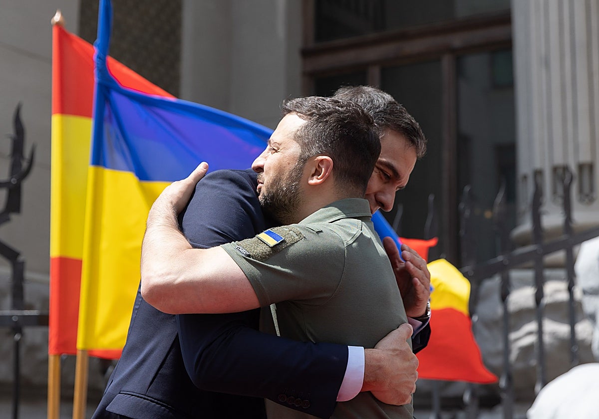 Sánchez habla por teléfono con Zelenski y reitera el apoyo de España a Ucrania