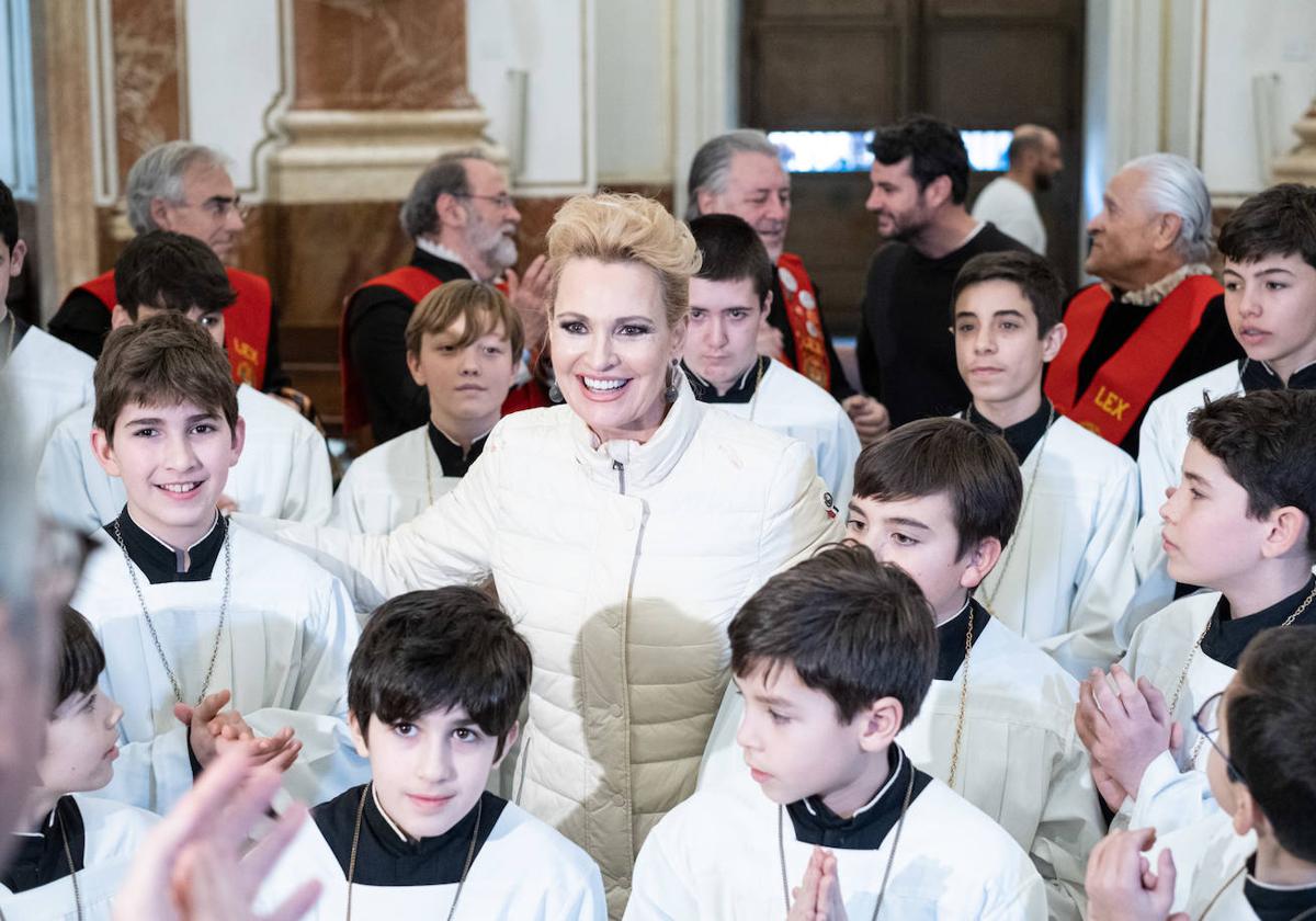 Imagen de la soprano Ainhoa Arteta con niños del Orfeó Valencià Infantil