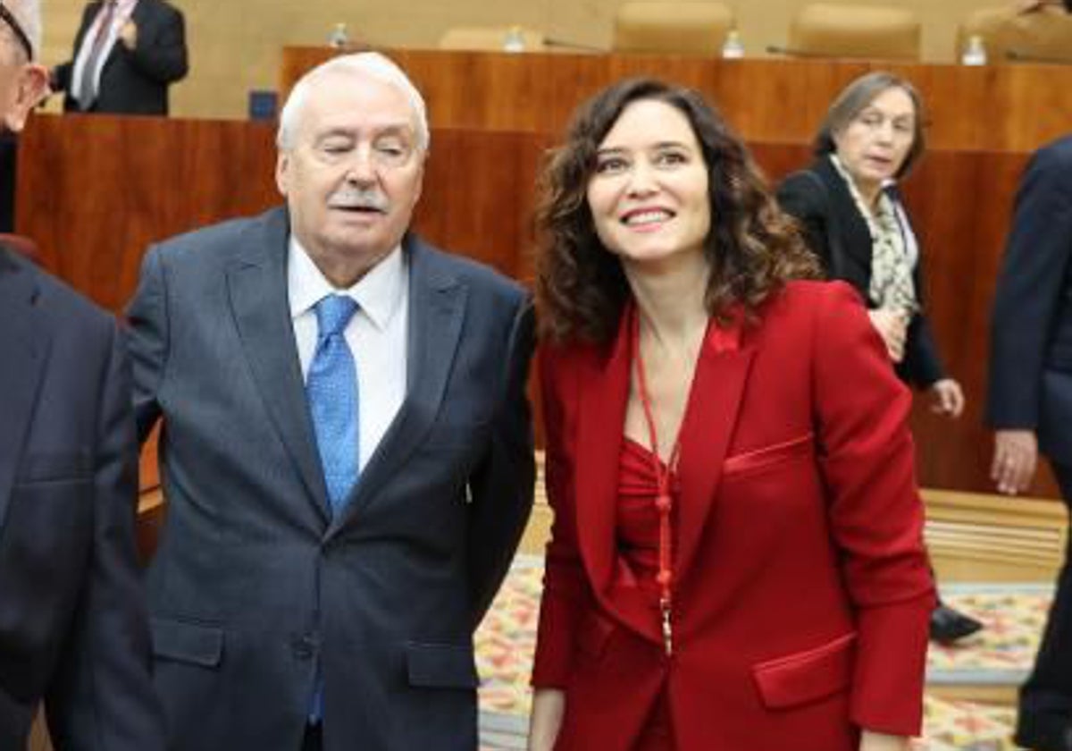 Joaquín Leguina e Isabel Díaz Ayuso, en la Asamblea el pasado mes de diciembre
