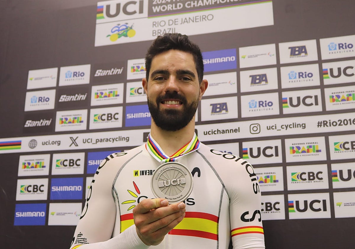 El cordobés Alfonso Cabello muestra su medalla de plata en el Mundial