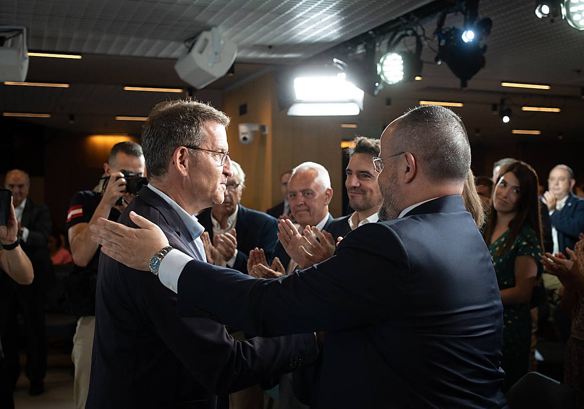 Alejandro Fernández saluda a Feijóo durante un acto en Barcelona el pasado verano