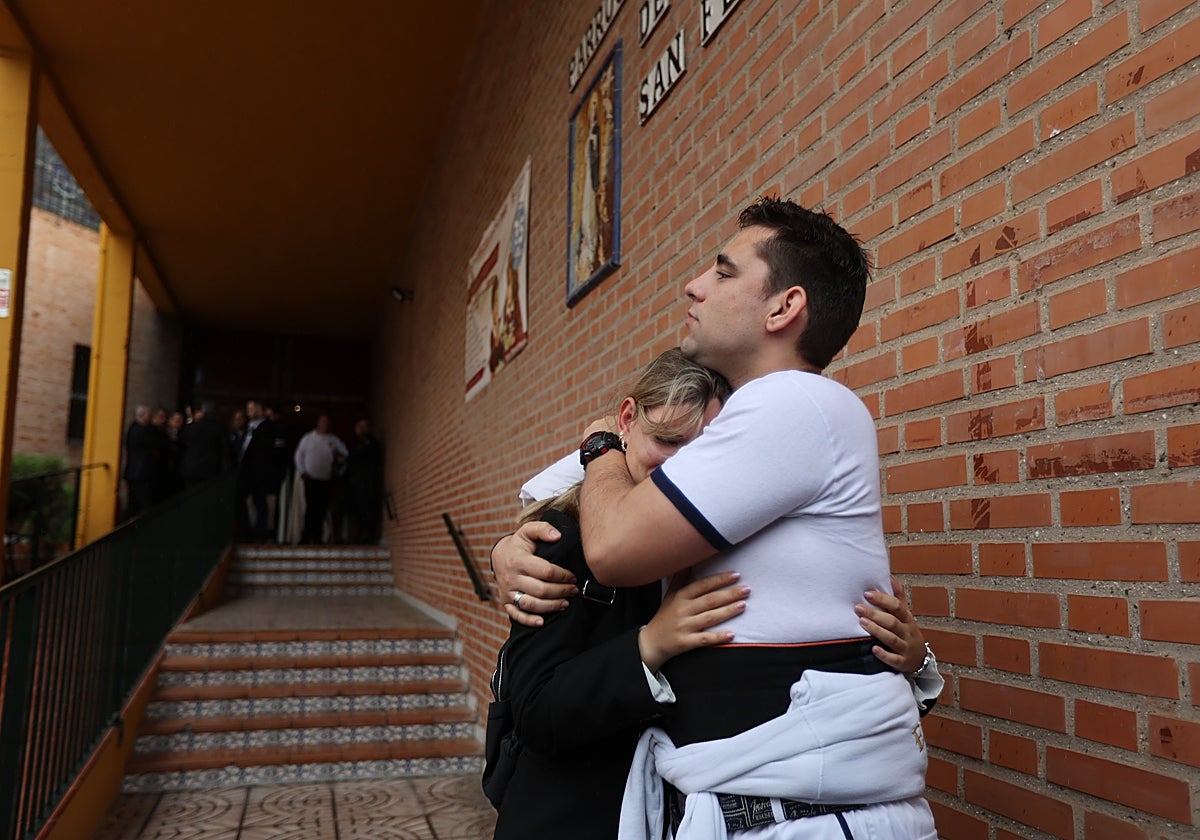 Dos hermanos de La Estrella lamentan en la iglesia de San Fernando la suspensión de su salida