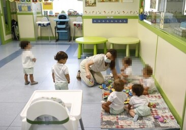 Andalucía iniciará en 2025 la educación gratis de 0 a 3 años con un modelo público-privado y sin ampliar las plazas