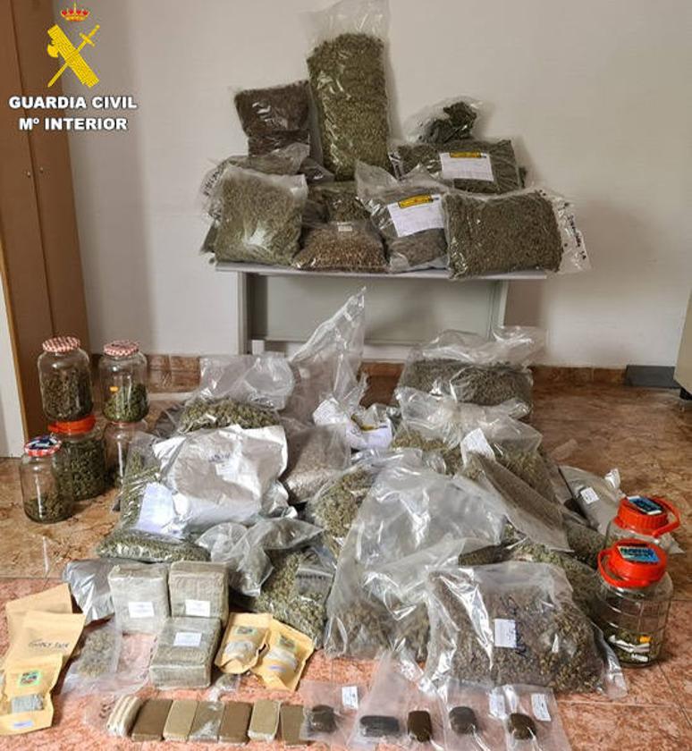 Imagen de la marihuana y los efectos intervenidos por la Guardia Civil en el operativo