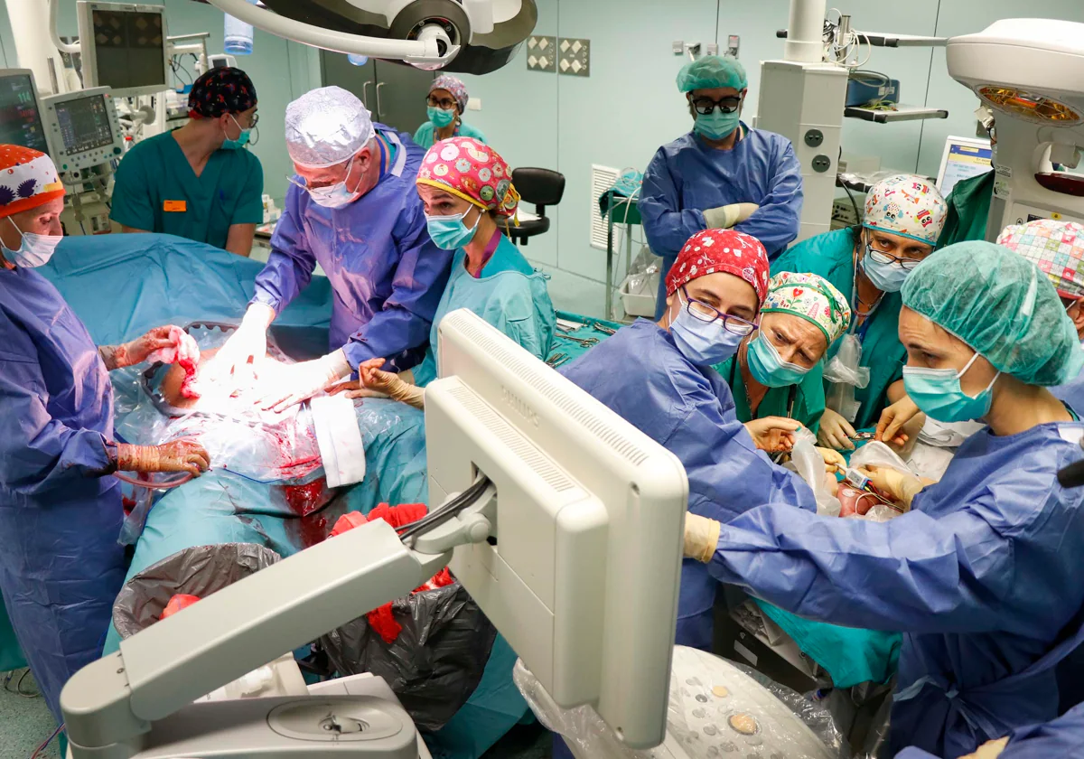 Imagen de la pionera operación en el Hospital La Fe de Valencia para extirpar un tumor a una bebé antes de nacer