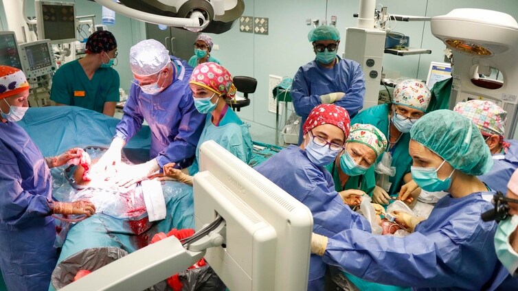 Realizan con éxito la primera operación en España para extirpar un tumor a una bebé en periodo de gestación