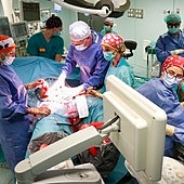 Primera operación en España para extirpar un tumor a una bebé en gestación