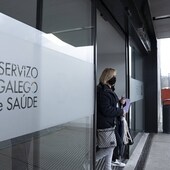Una mujer saliendo de un centro de salud en Vigo, el pasado mes de enero