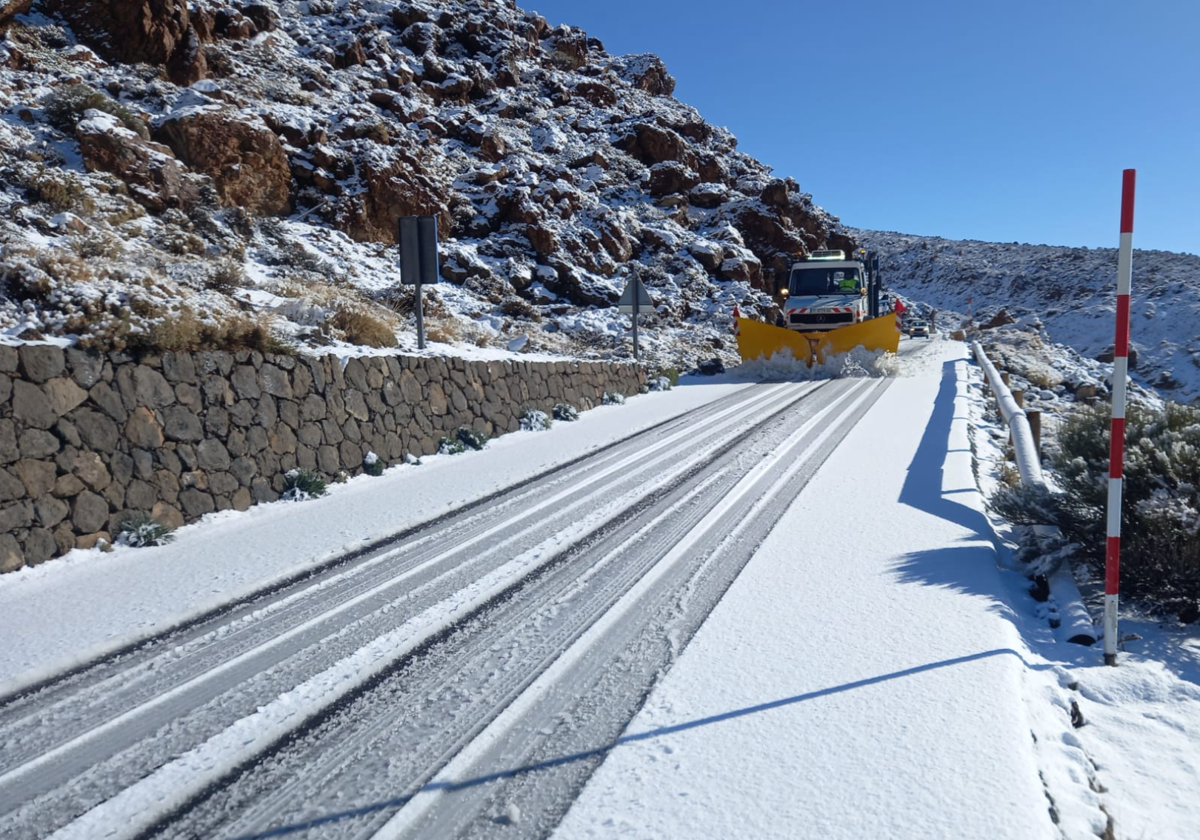 Quitanieves en la carretera de acceso al Teide (Tenerife) tras la DANA y la primera nevada del año