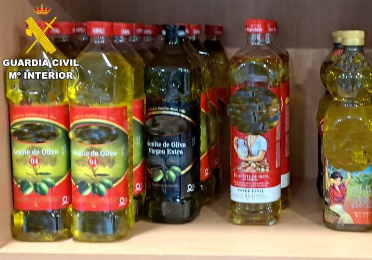 Botellas de aceite de oliva robadas en un supermercado de Sada (La Coruña)