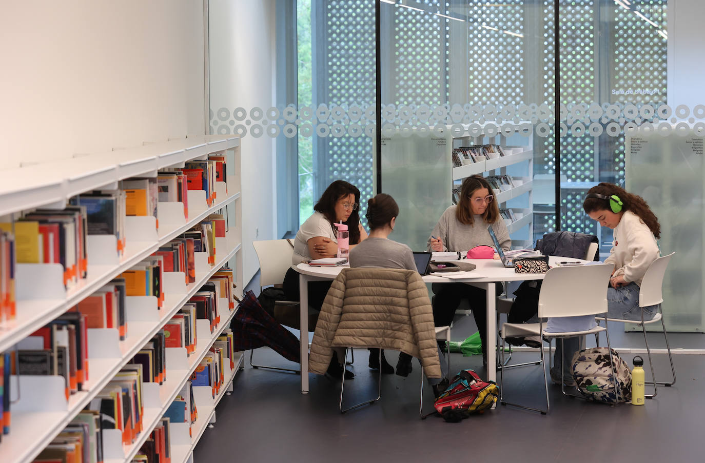 Fotos: Un paseo por la Biblioteca Grupo Cántico de Córdoba