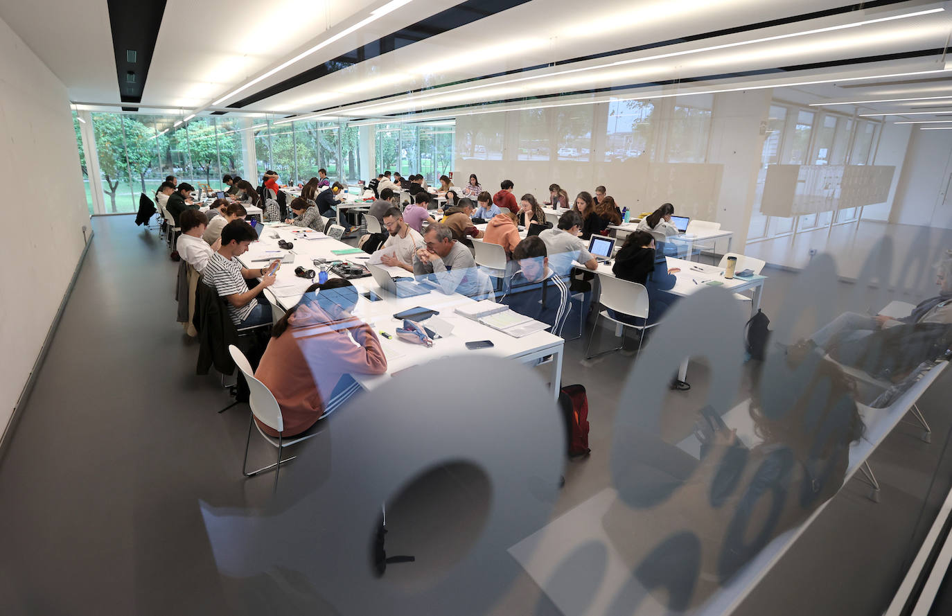 Fotos: Un paseo por la Biblioteca Grupo Cántico de Córdoba