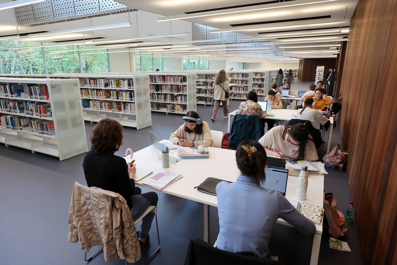 Fotos: Un paseo por la Biblioteca Grupo Cántico de Córdoba