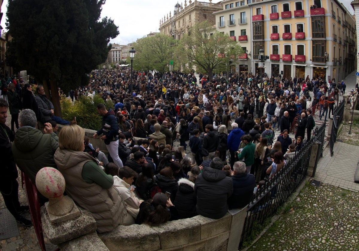 Gente agolpada en la puerta de la iglesia de Santa Ana, de donde debía salir la Cofreadía de la Esperanza