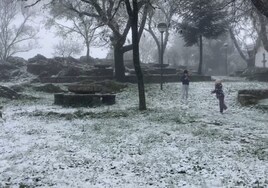 Dos niños juegan este Martes Santo en la Sierra de Cabra donde ha nevado