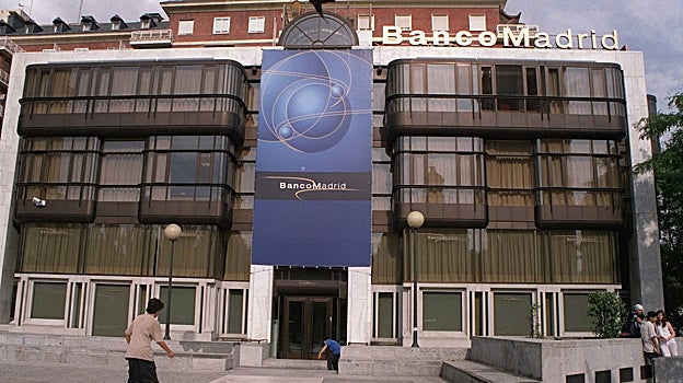 Imagen antes - La fachada ochentera del Banco Madrid, en una imagen de 2015, y lo que queda actualmente del edificio
