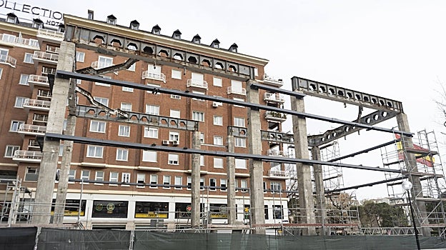 Imagen después - La fachada ochentera del Banco Madrid, en una imagen de 2015, y lo que queda actualmente del edificio