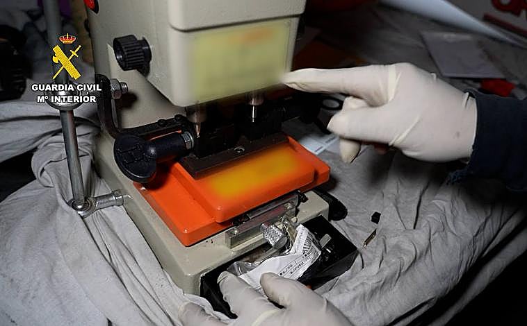 Imagen principal - Imagen de los objetos intervenidos por la Guardia Civil en el operativo