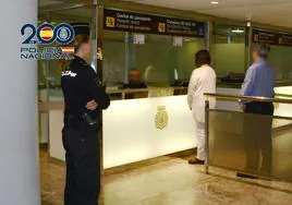 Detienen en el aeropuerto de Alicante a un fugitivo nigeriano buscado internacionalmente por estafar 67.000 dólares a una conocida suya