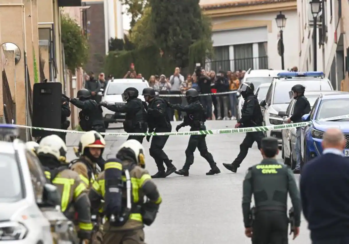 Agentes de la Guardia Civil, el pasado 21 de febrero, frente a la casa donde se atrincheró el hombre con las bombonas