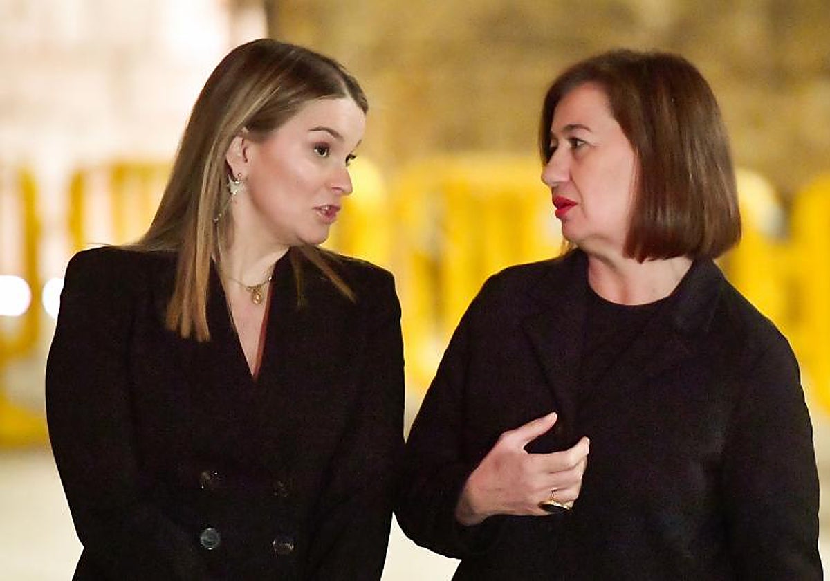 La presidenta del Govern Balear, Marga Prohens (i), y la presidenta del Congreso de los Diputados, Francina Armengol (d), charlan antes del concierto de Projecte Home celebrado en la catedral de Palma de Mallorca