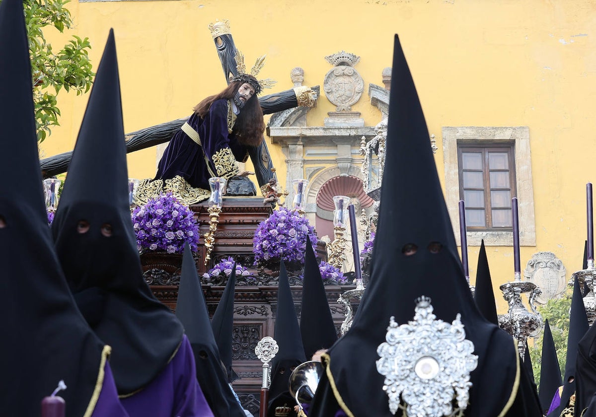 Jesús Caído, con la iglesia de San Cayetano de fondo