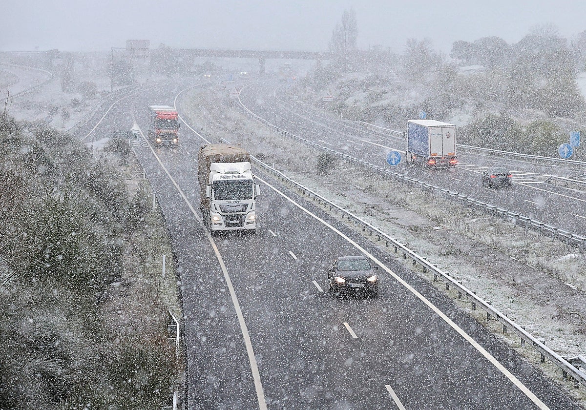 Intensa nevada en la autovía A-66 entre Guijuelo y Béjar (Salamanca)
