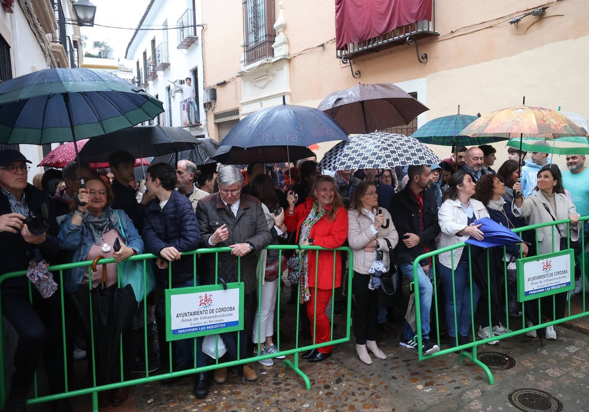 Público con paraguas que aguardaba la salida de la Sentencia, el Lunes Santo