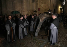 El Cristo del Amor recorre las calles de Toledo protegido de la lluvia
