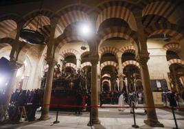 Hermandad de la Agonía entrando en la Mezquita-Catedral de Córdoba
