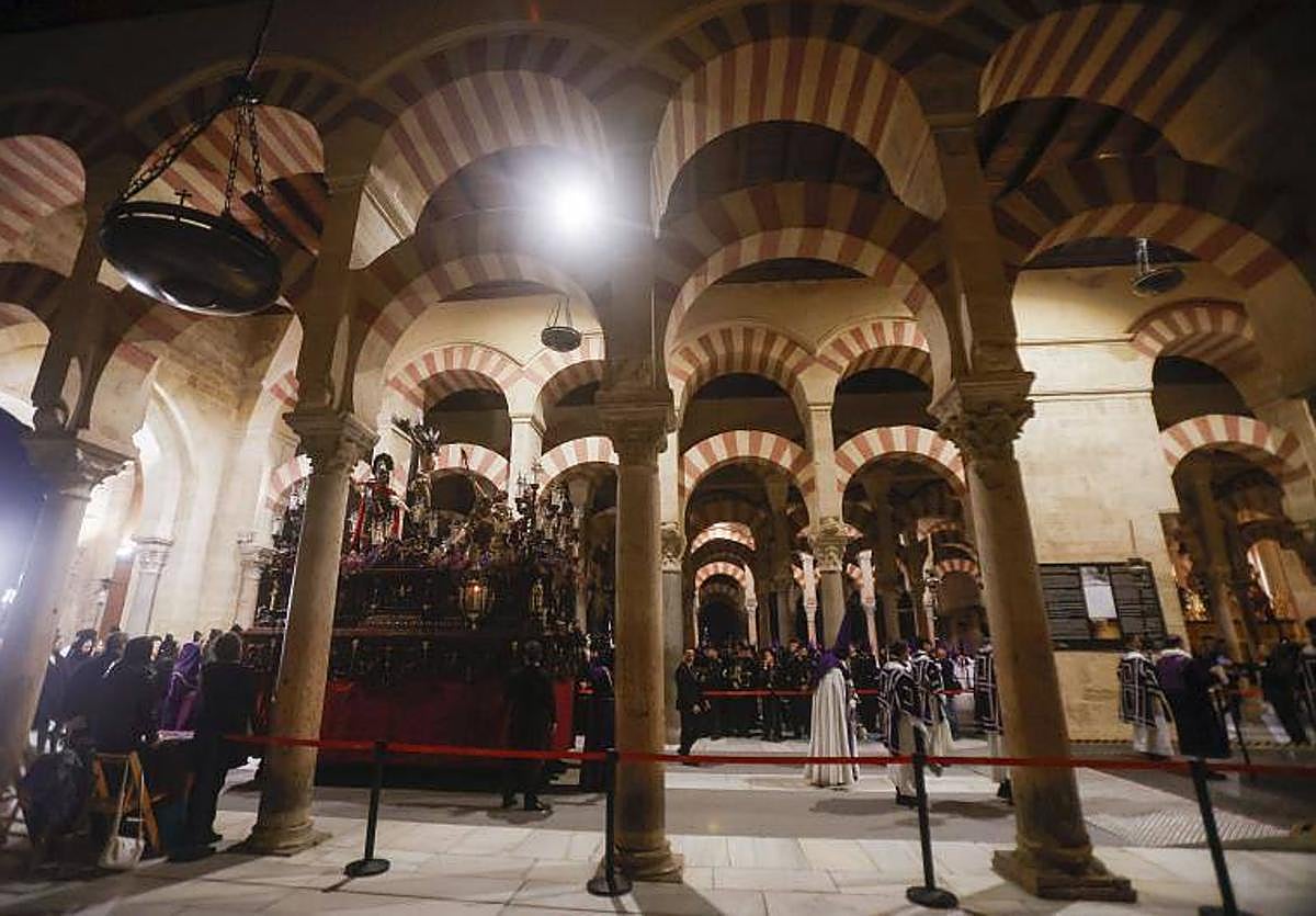 Hermandad de la Agonía entrando en la Mezquita-Catedral de Córdoba