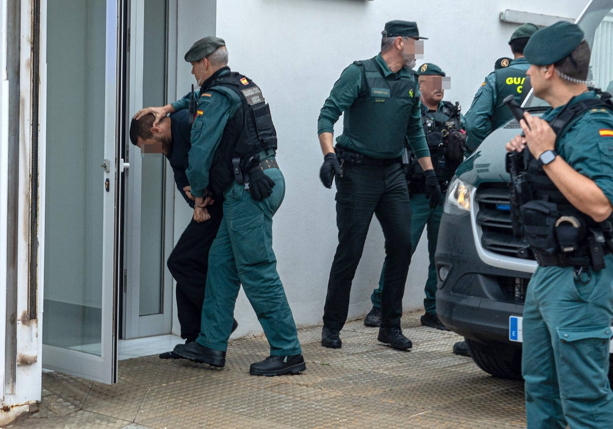 Uno de los detenidos por el asesinato de los dos guardias civiles entra a declarar en el juzgado de Barbate el 12 de febrero pasado