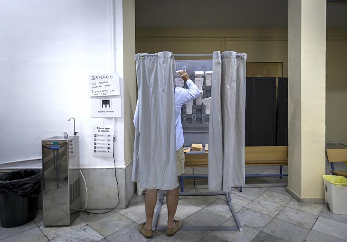Votante elige papeleta en las elecciones del 23J en Sevilla