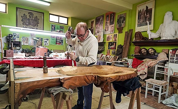 Ángel Martín, en su taller de Medina de Rioseco
