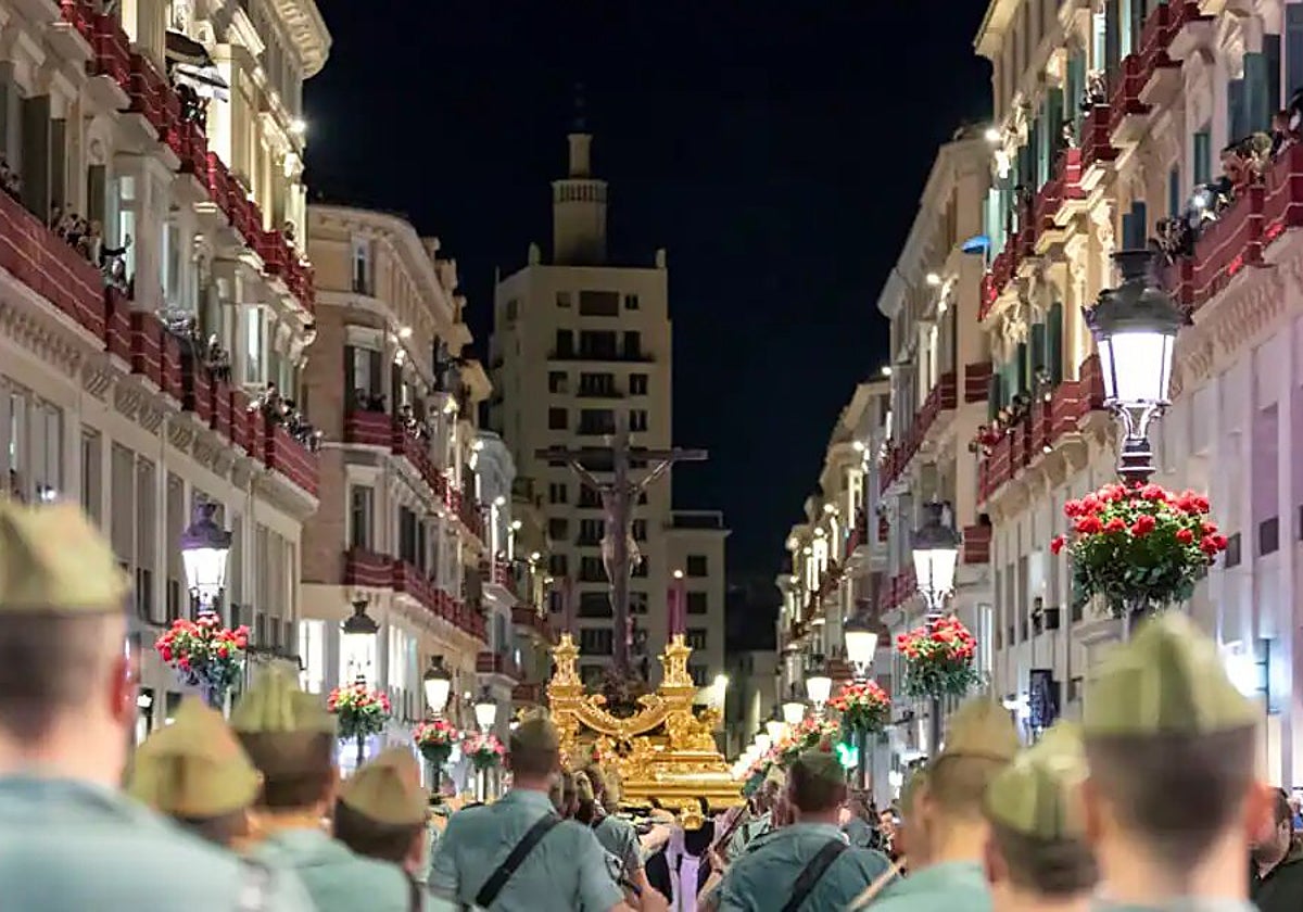 Legionarios desfilan tras el Cristo de la Buena Muerte y Ánimas de la Congregación de Mena