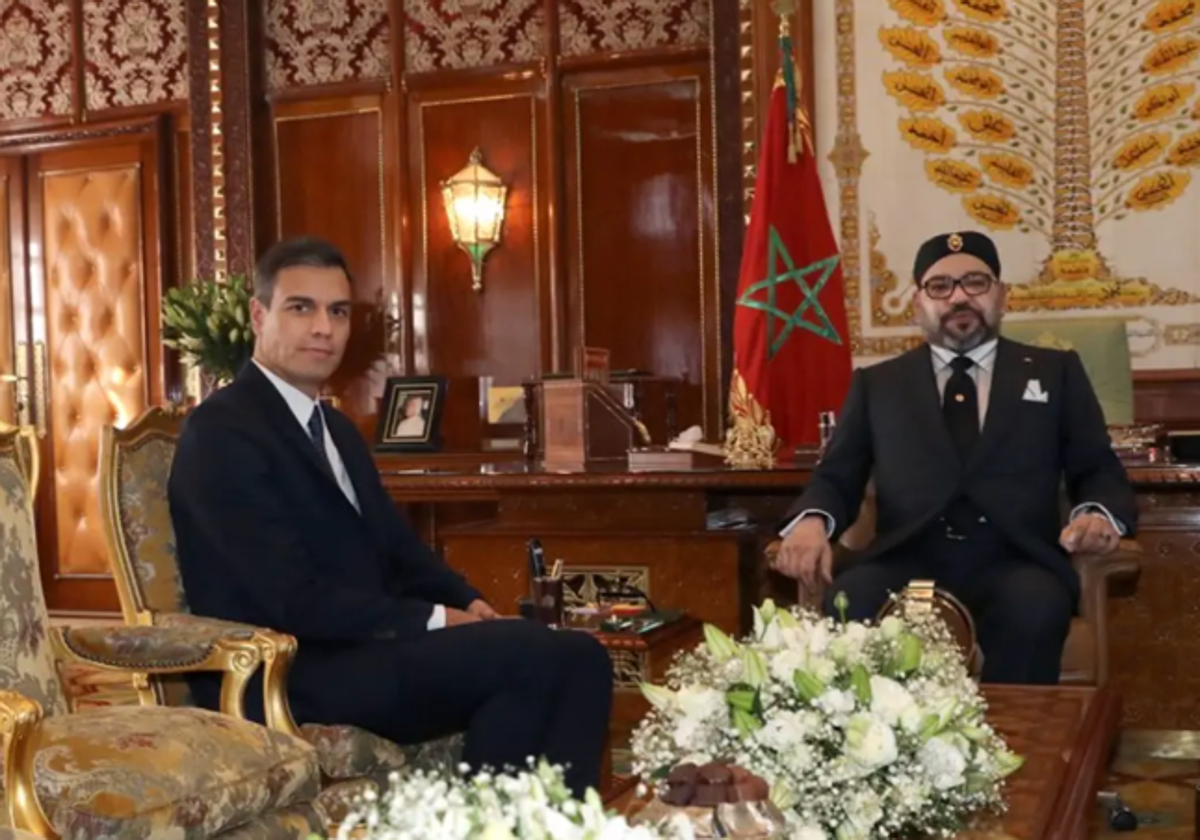 Sánchez y Mohamed VI en el palacio Real de Marruecos en una visita oficial