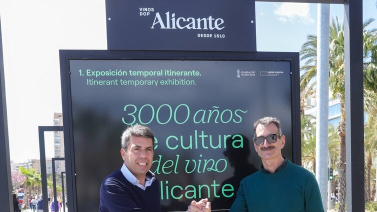 Carlos Mazón visita la exposición '3.000 años de cultura del vino Alicante'