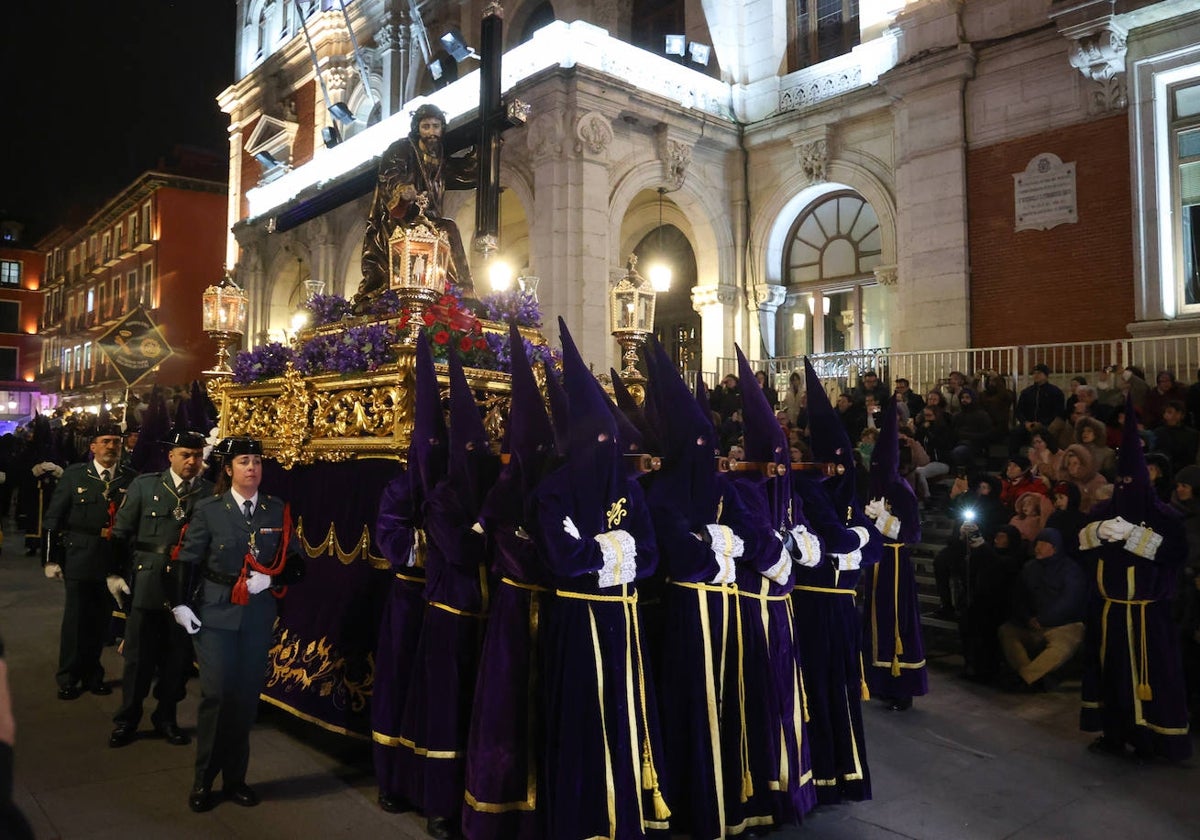 El Nazareno, portado a hombros por los cofrades a su paso por la Plaza Mayor de Valladolid