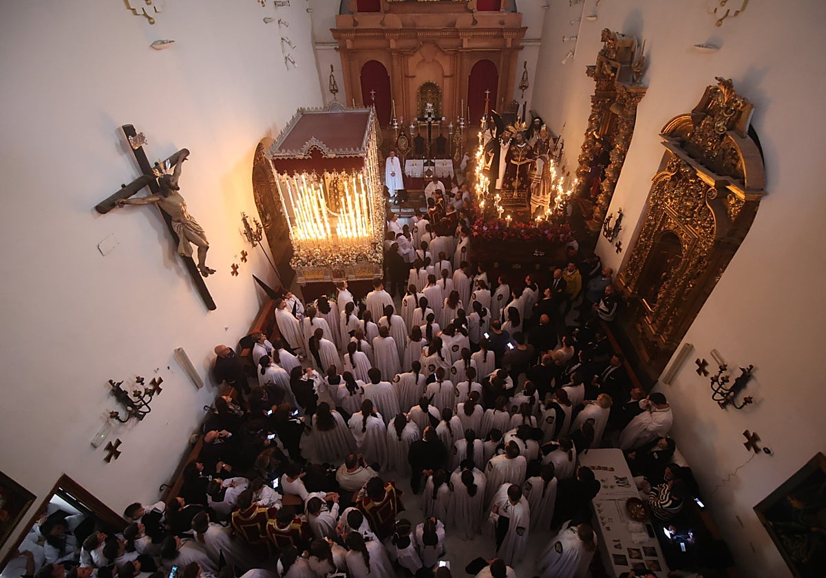 Panorámica de la iglesia de San Roque con los dos titulares del Perdón